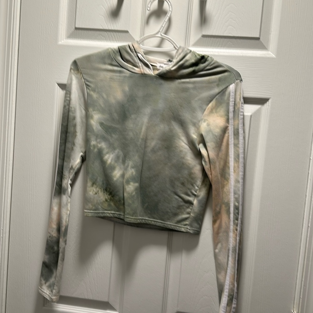 Cropped hooded long sleeve top
